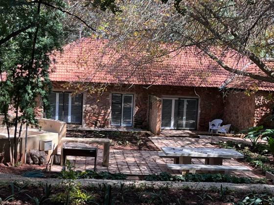 Paved braai area and picnic table outside the cottage